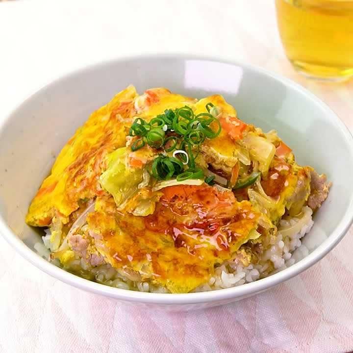 これ1品で大満足！野菜たっぷりお手軽かに玉丼