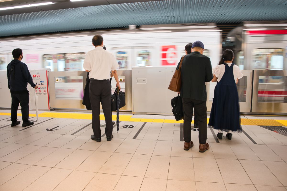 【クイズ】昭和44年創刊。駅のキオスクで売っている、サラリーマンの娯楽といえば？│この日生まれた有名人もチェック！