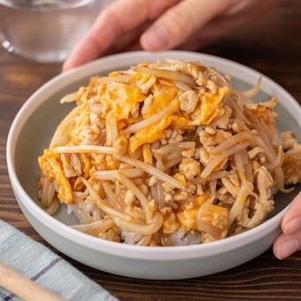 筋トレメニューにも！100円以下で作るボリューム満点節約ごはん「もやし玉子丼」