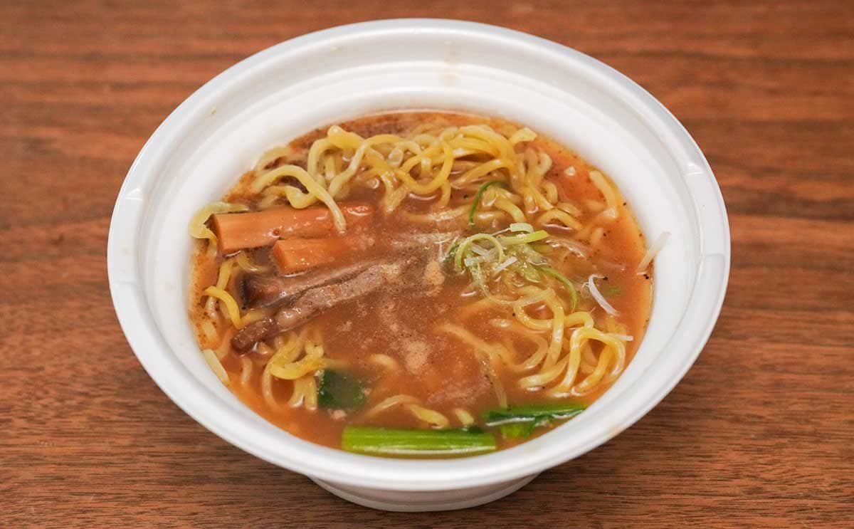 「スープ飲み干した」「食べやすい」【セブン】焦がしにんにく香るラーメンがうまい