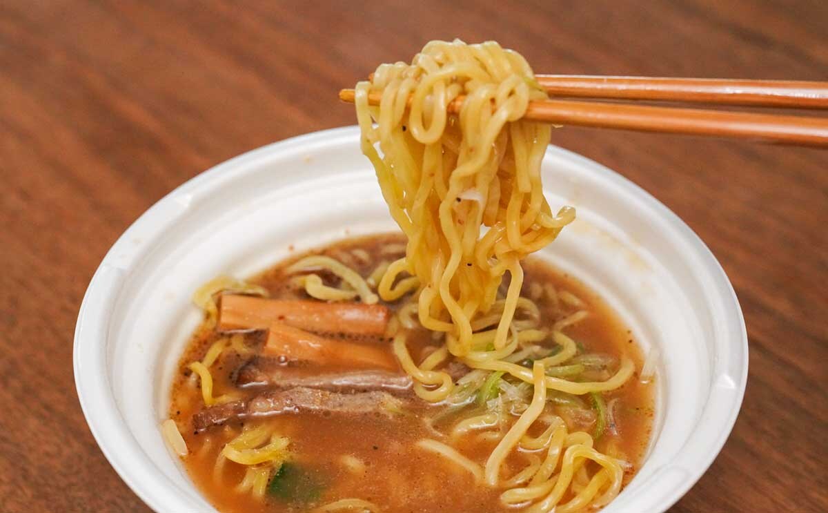 「スープ飲み干した」「食べやすい」【セブン】焦がしにんにく香るラーメンがうまい
