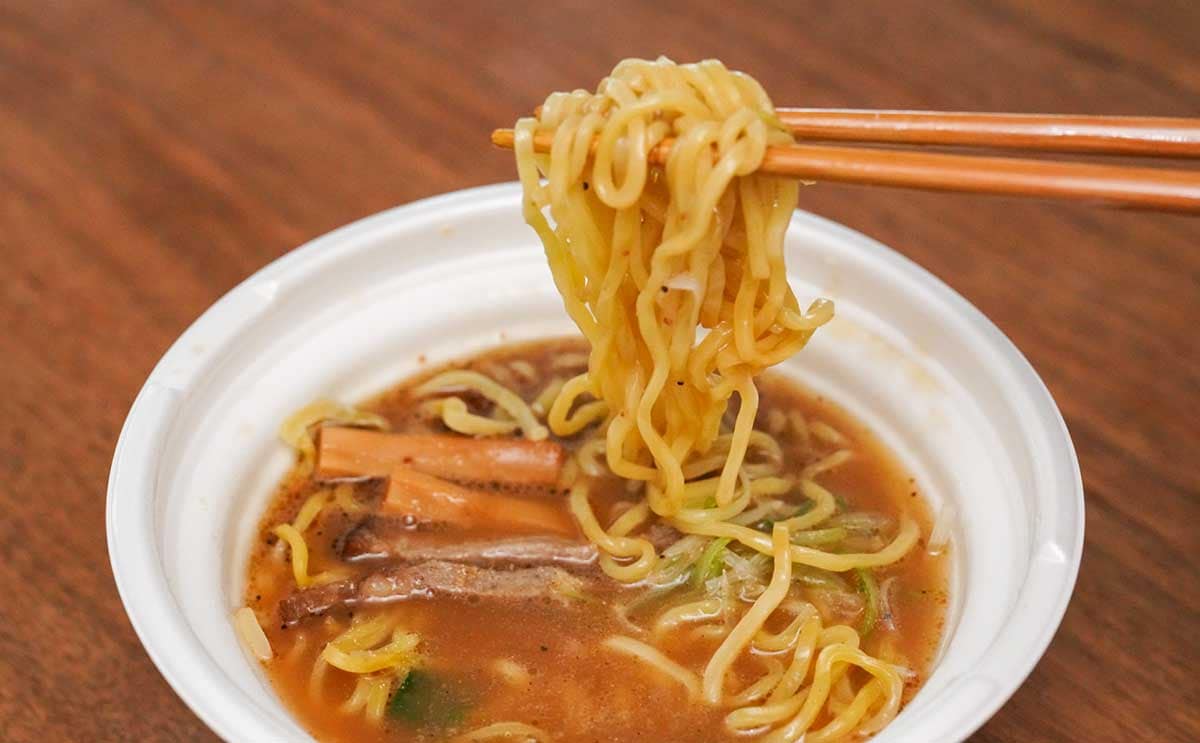 「スープ飲み干した」「食べやすい」【セブン】焦がしにんにく香るラーメンがうまい