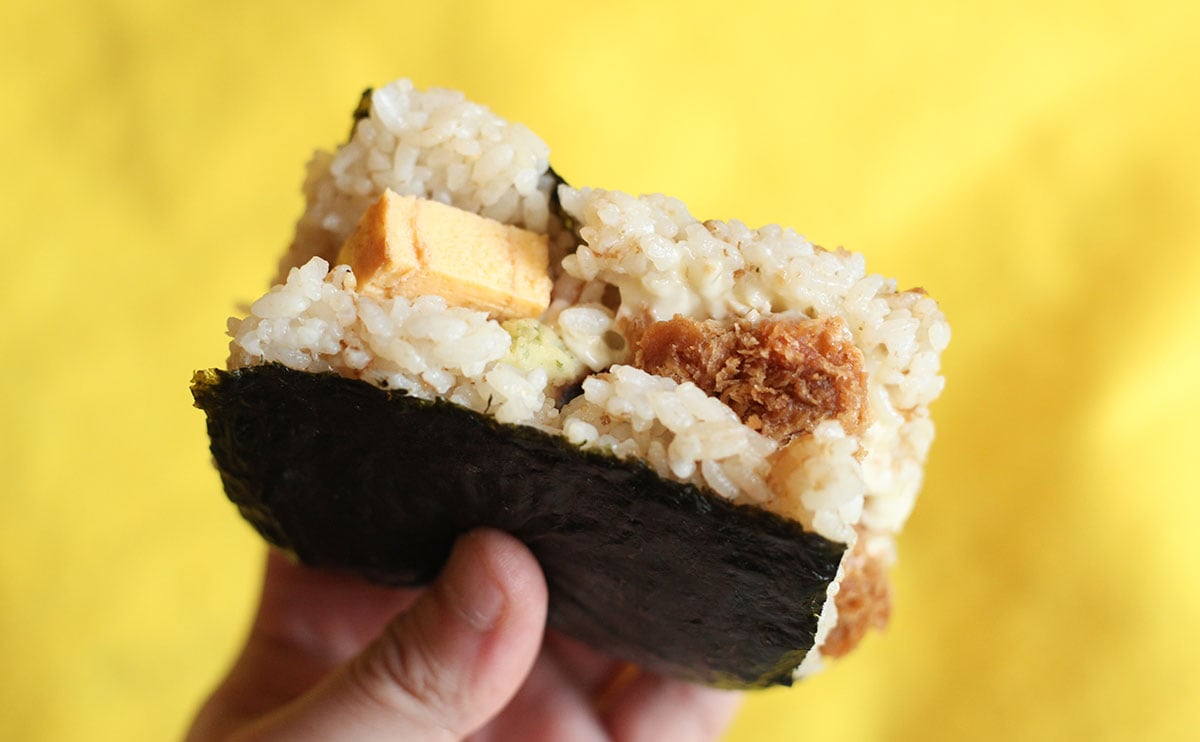 コンビニおにぎり界に革命!? 【ローソン】新商品は片手で食べる『のり弁』だった