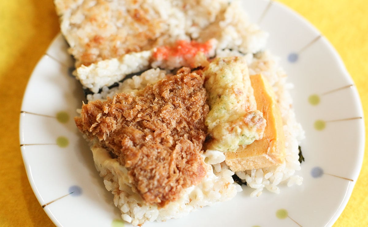コンビニおにぎり界に革命!? 【ローソン】新商品は片手で食べる『のり弁』だった