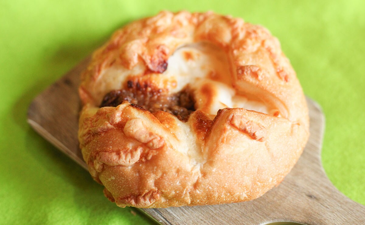 「相性抜群」「贅沢気分」192円で買えるローソンの新作『惣菜パン』とは？