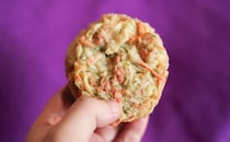 「脳がバグる」「再現度高い」ファミマとどん兵衛がコラボ!?