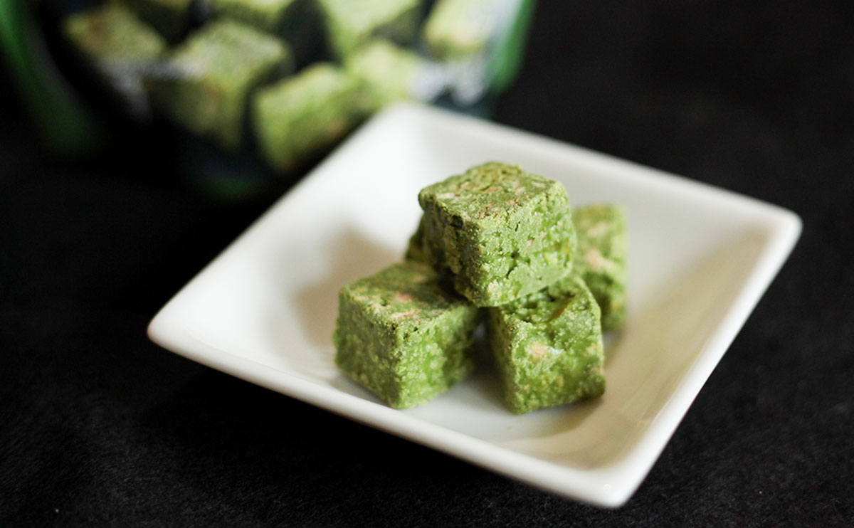 【ファミマ】どっちがお好み? 食感が異なる2種の『抹茶チョコ菓子』
