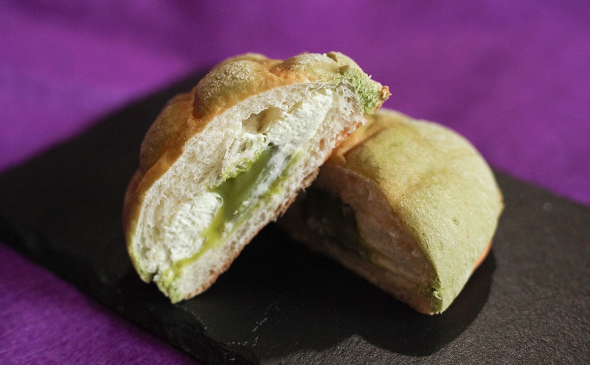 抹茶じゃなくてお茶。ローソンが発売した“緑のメロンパン”