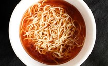「買いだめする」「ぶっ飛んだ」麺とスープだけの斬新『カップ麺』が最高だった