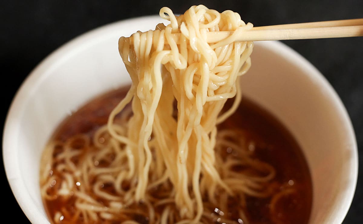 「買いだめする」「ぶっ飛んだ」麺とスープだけの斬新『カップ麺』が最高だった