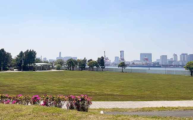 お台場の海を臨む「都立潮風公園バーベキュー場」で潮風とともにBBQやサンセットを堪能【東京・台場（品川区）】