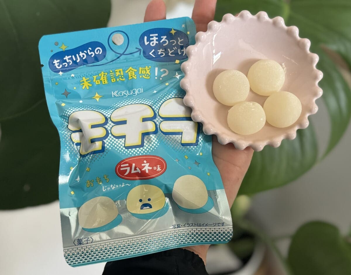 グミなの？ おもちなの!? 新感覚お菓子「モチラ」ラムネ味を食べてみたよ～！