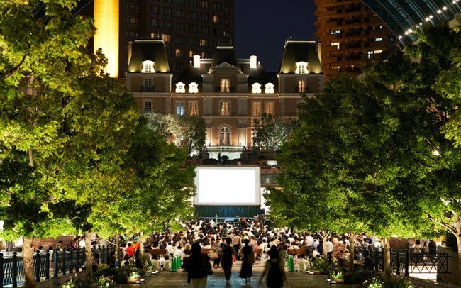 恵比寿ガーデンプレイスで野外シネマを楽しもう！初夏の夜を盛り上げる「PICNIC CINEMA」へ