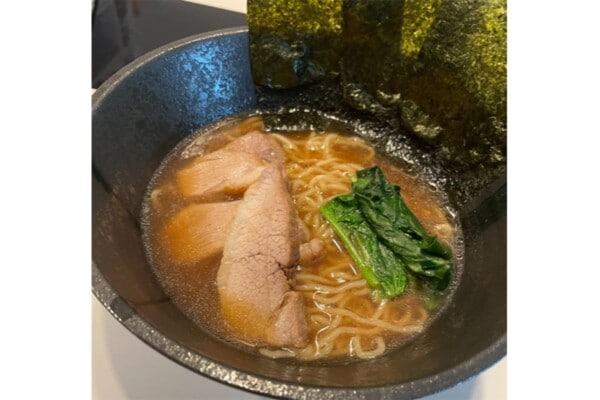 【ワンパンレシピ】横浜のソウルフード“家系風ラーメン” をおうちで♪肉のうま味を凝縮した濃厚スープがたまらんのよ〜