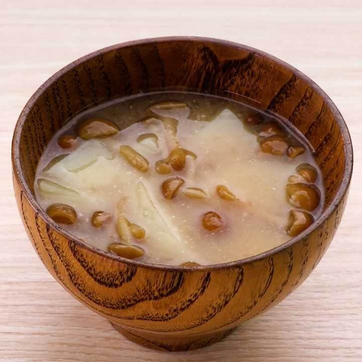 自然なとろみがおいしい♪じゃがいもとなめこの味噌汁