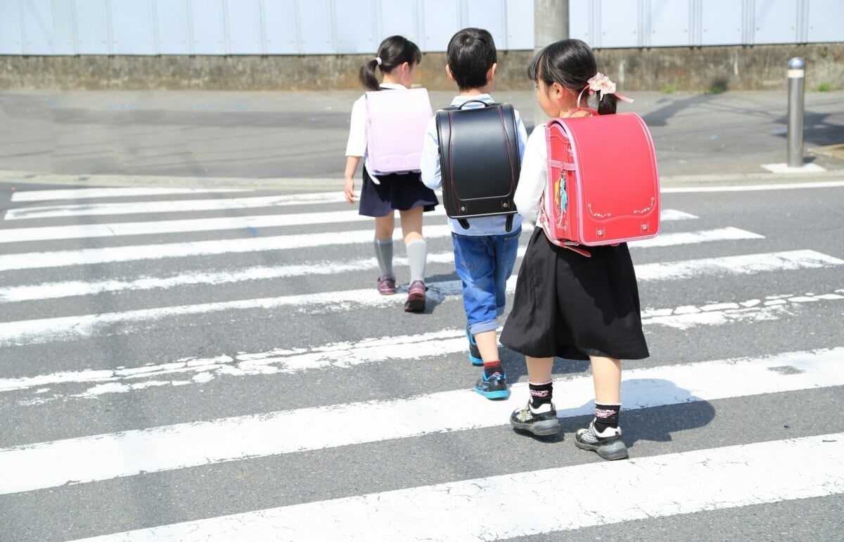 「不審者みたいな人がいる」小学生に怪しまれた人物に4.8万いいね！「見たことある」「報告えらい」