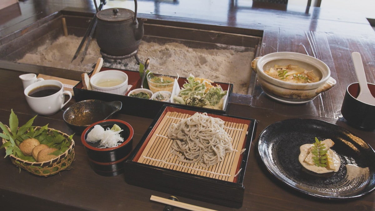 完全予約制の隠れ家的お蕎麦屋さん。大山のふもとで味わう自家栽培の蕎麦と季節の山菜｜鳥取県伯耆町