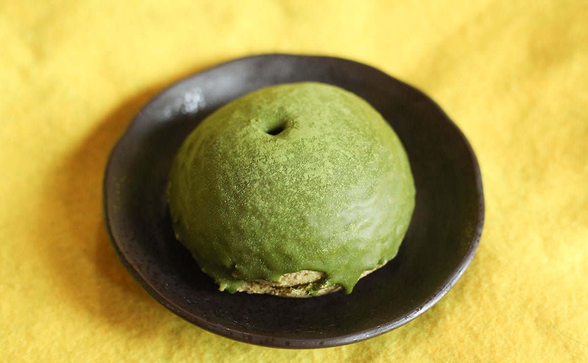 「贅沢な味わい」「イイカンジ」ローソンの“緑のシュークリーム”が濃厚美味でした