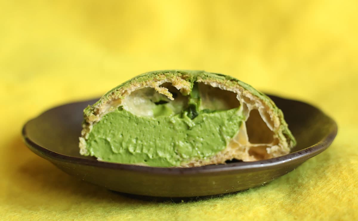 「贅沢な味わい」「イイカンジ」ローソンの“緑のシュークリーム”が濃厚美味でした