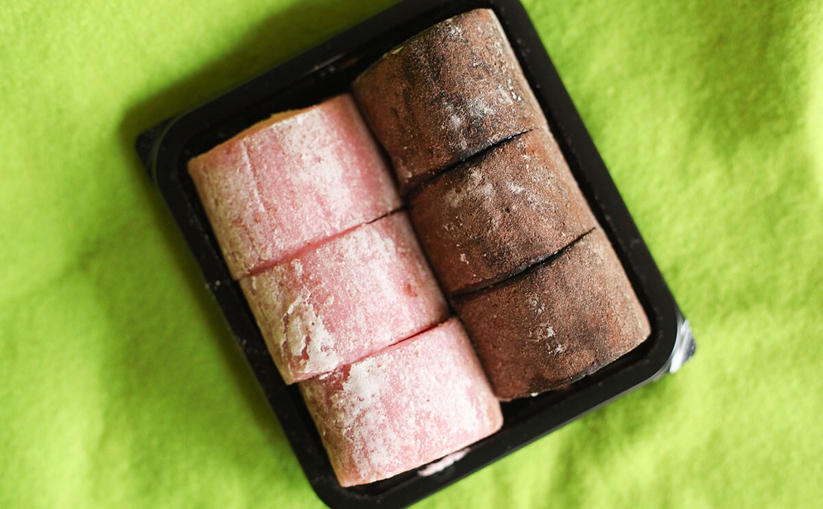 「さわやかいちご」と「ほろ苦チョコ」。2つの味を楽しめるローソンスイーツ