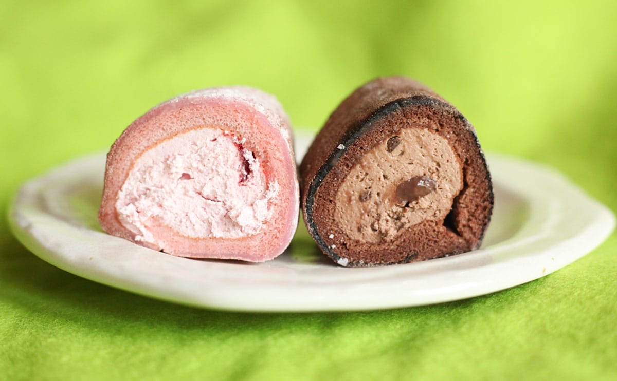 「さわやかいちご」と「ほろ苦チョコ」。2つの味を楽しめるローソンスイーツ