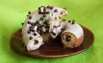 「リピ買い必至」「うれしいコラボ」パケ買いする人が続出しているファミマ新商品