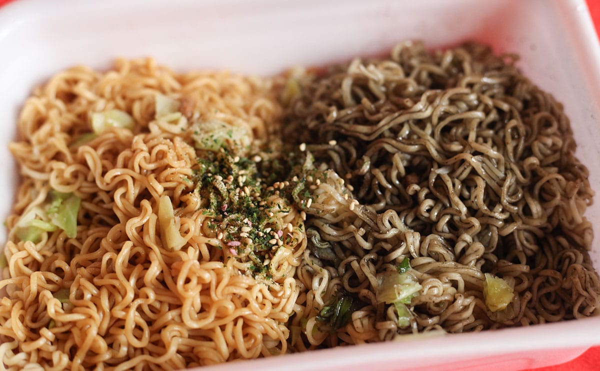 「定番商品にして」「バチクソうまかった」噂の『黒いペヤング』を食べてみた