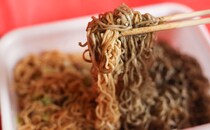 「定番商品にして」「バチクソうまかった」噂の『黒いペヤング』を食べてみた