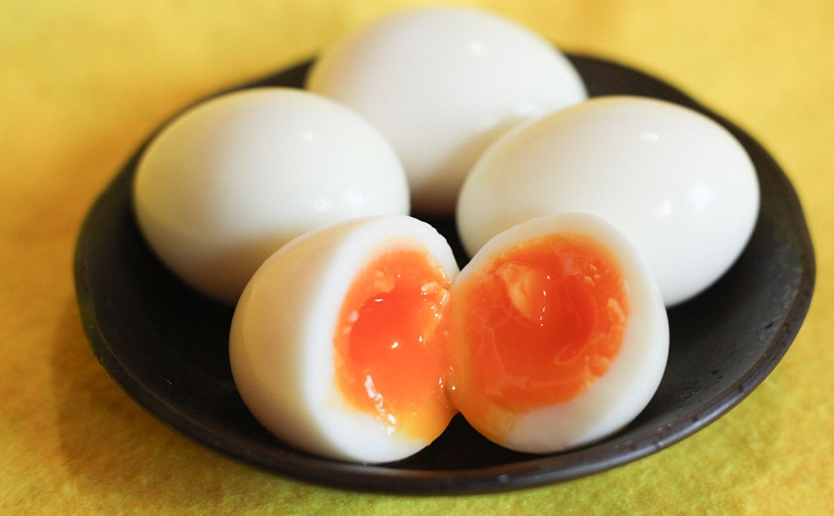 ガス代の節約にも。フライパンと1cmの水で『ゆでたまご』を作る方法