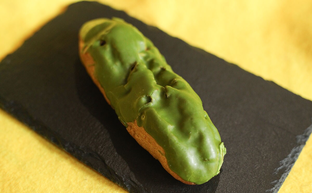 「大満足」「至福」おいしいと噂の『緑のエクレア』を食べてみた【ローソン】