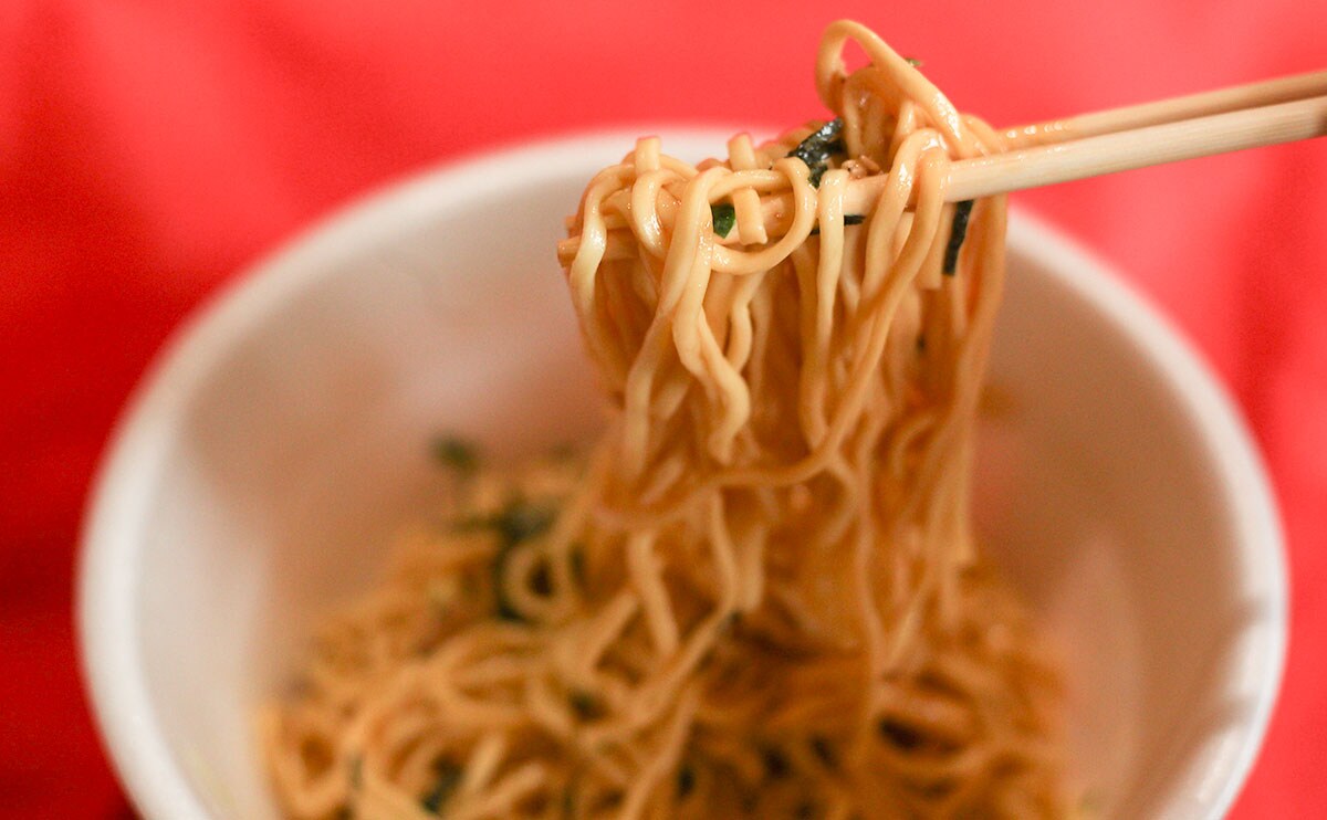 「絶対買わなきゃ」「うますぎる」名店コラボのファミマカップ麺が帰ってきた!