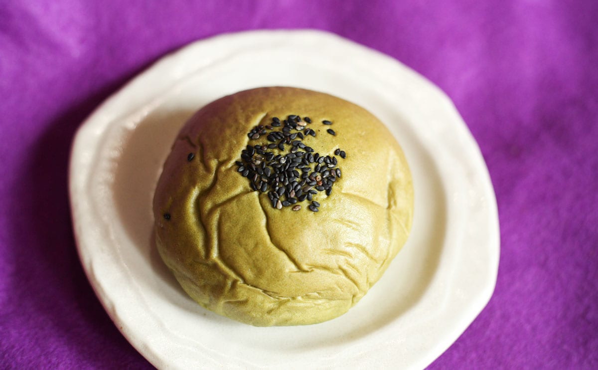 「安定の組み合わせ」「おいしい」ローソンの『緑のあんぱん』がうますぎた