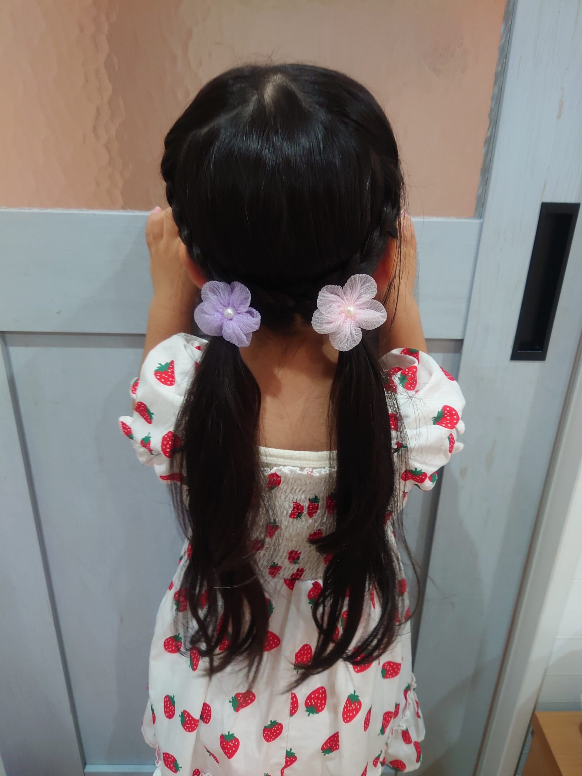 【キッズヘアアレンジ】夏にもピッタリ！簡単かわいい♪分け目レスツイン