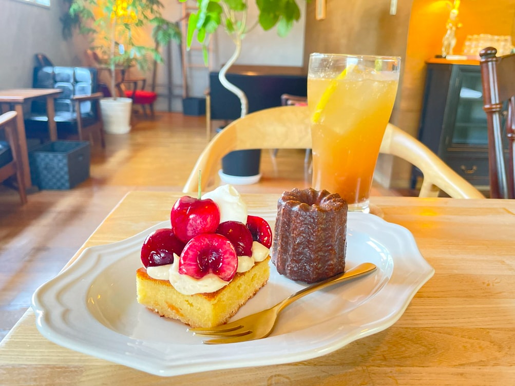 外はパリッ中はしっとりの大人気カヌレ。カフェ利用できるおしゃれな焼き菓子店｜鳥取県米子市