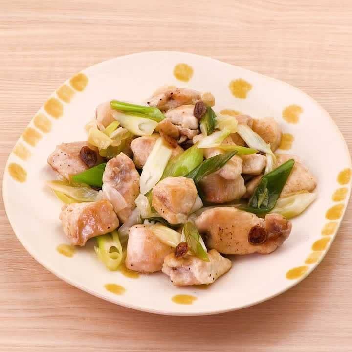 さっぱり食べられる♪鶏肉と長ネギの塩レモン炒め