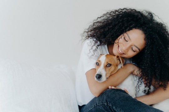 「犬はハグされるのが好きではない」という新しい研究結果　多くの犬がハグに対して不快を示す行動をする【海外】