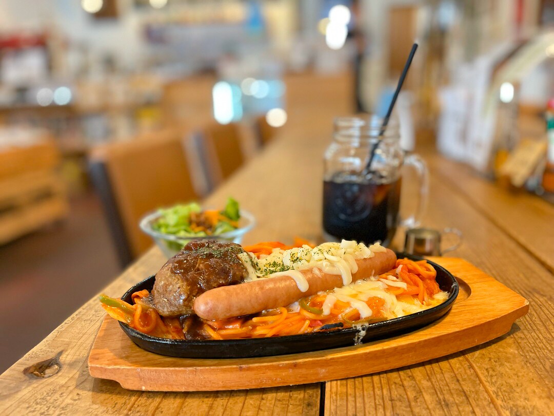 店内焙煎でコーヒーの香りが広がるカフェ。大人気の鉄板ナポリタンやとろけるチーズケーキタルトも｜鳥取市