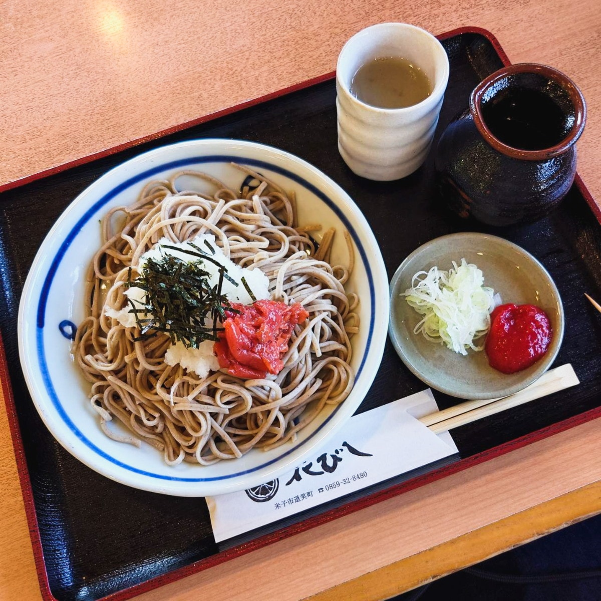 出雲そばを楽しめる歴史ある蕎麦屋さん。暑い季節にぴったり！梅干しがのったさっぱりお蕎麦｜鳥取県米子市