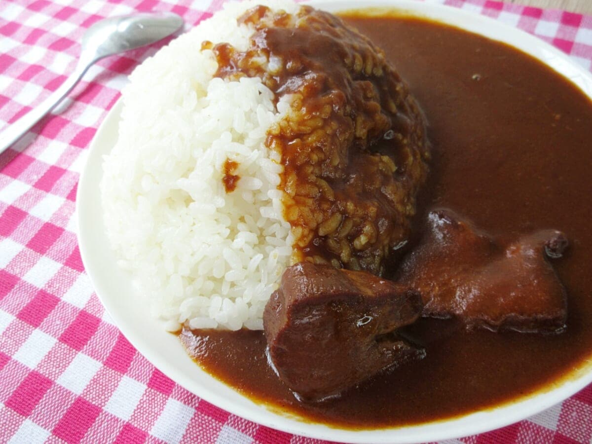 衝撃の味！【ドンキ】コク深い「牛タンカレー」こだわりがレベチすぎる！