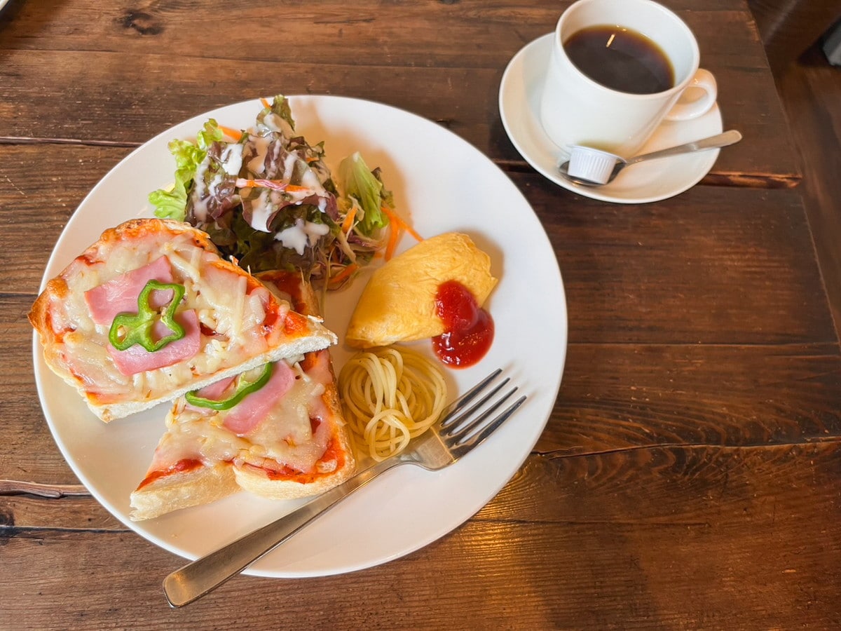 朝7時半からオープンするカフェのモーニング。陽の光が入り落ち着ける店内でゆったり朝時間。｜島根県松江市