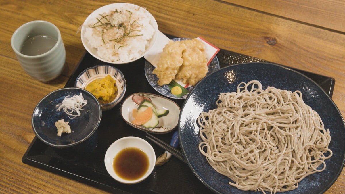 手打ちの十割蕎麦と温泉を楽しむカフェ。地元在来種のそばに惚れ込み、新たなメニュー開発も！｜島根県大田市