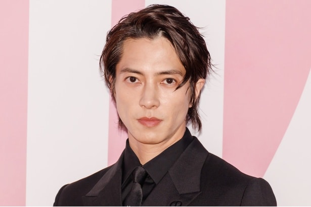 山下智久、ナタリー・ポートマンらとミス ディオール展覧会に登場「すごく良い経験」