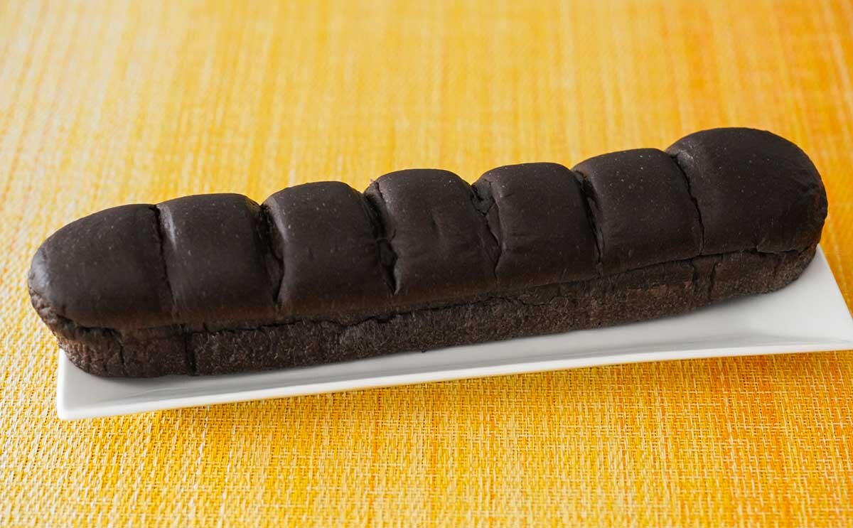 真っ黒……【セブン】新発売の長いパンがすごく美味しい