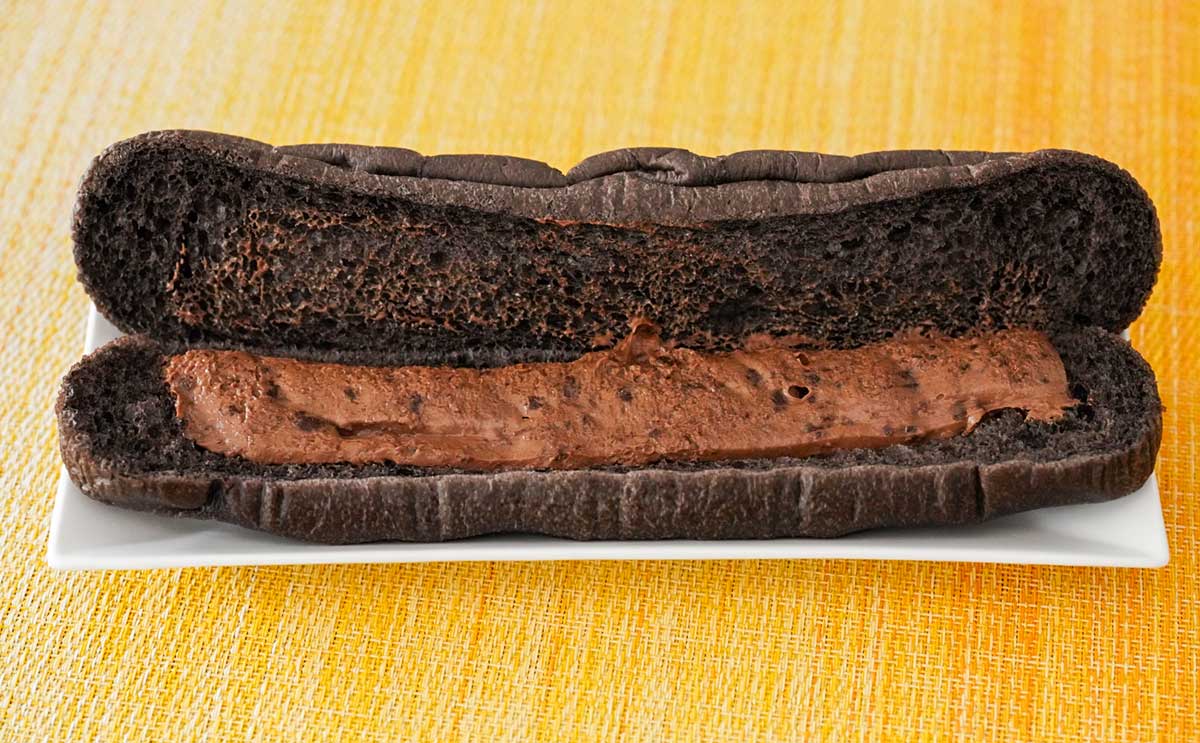 真っ黒……【セブン】新発売の長いパンがすごく美味しい