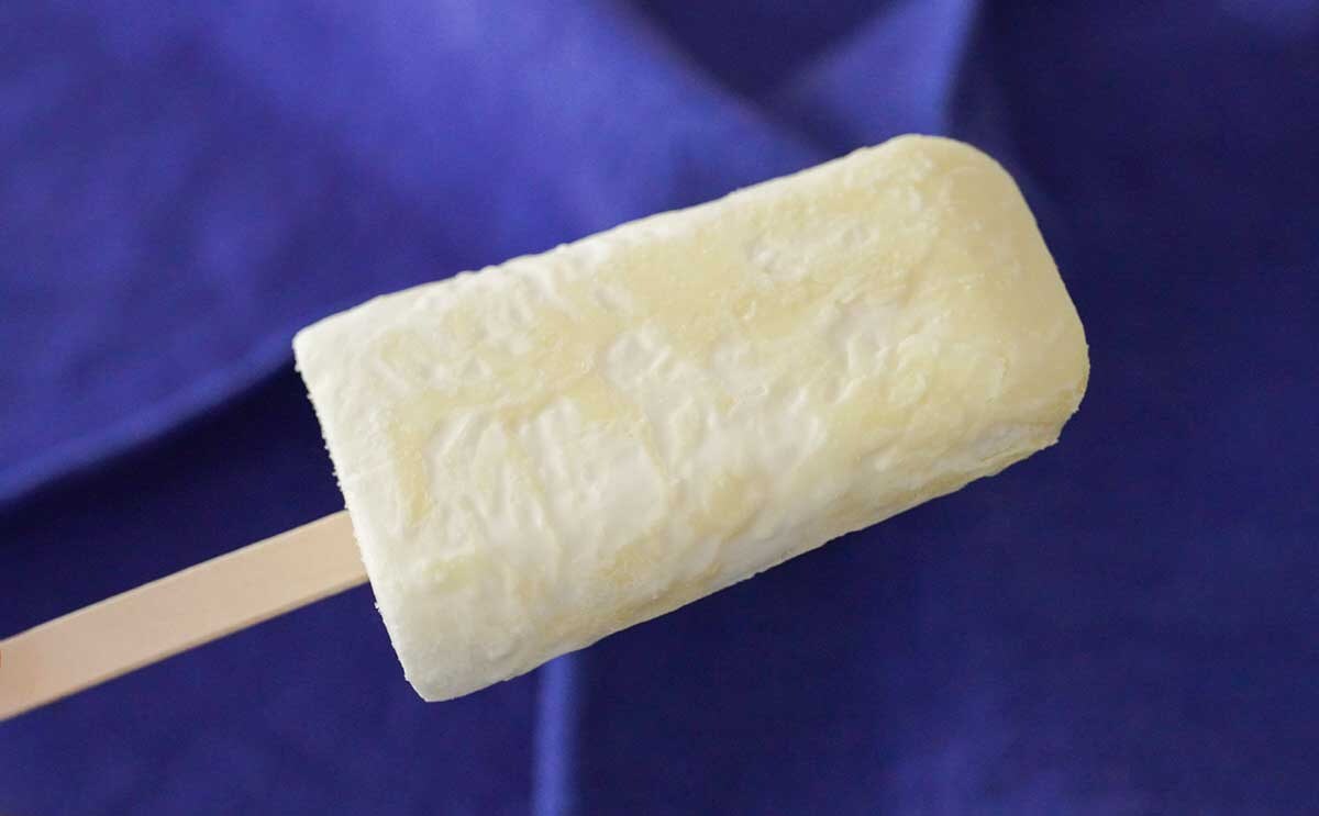 「おいしくて泣ける」コンビニ限定で“真っ白”なアイスが発売に