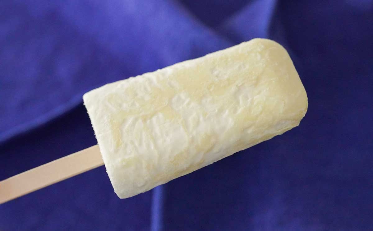 「おいしくて泣ける」コンビニ限定で“真っ白”なアイスが発売に