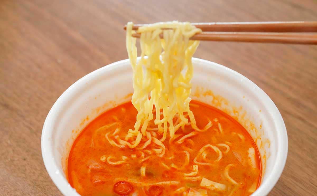 「辛いけどめちゃ美味い」全国発売の限定カップ麺がやみつきに