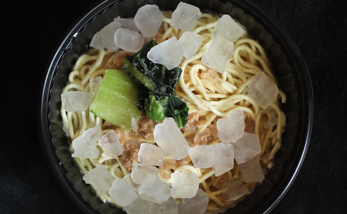 チンしても氷が残る。冷たいまま食べるファミマの『冷凍麺』