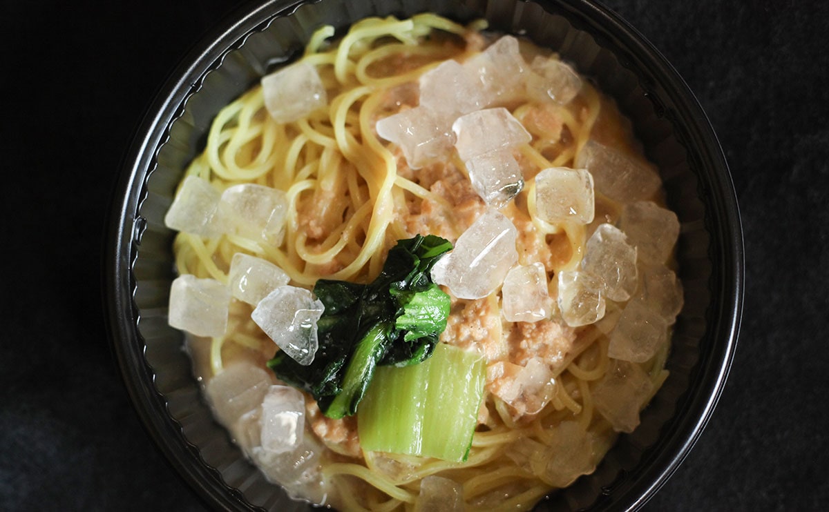 チンしても氷が残る。冷たいまま食べるファミマの『冷凍麺』