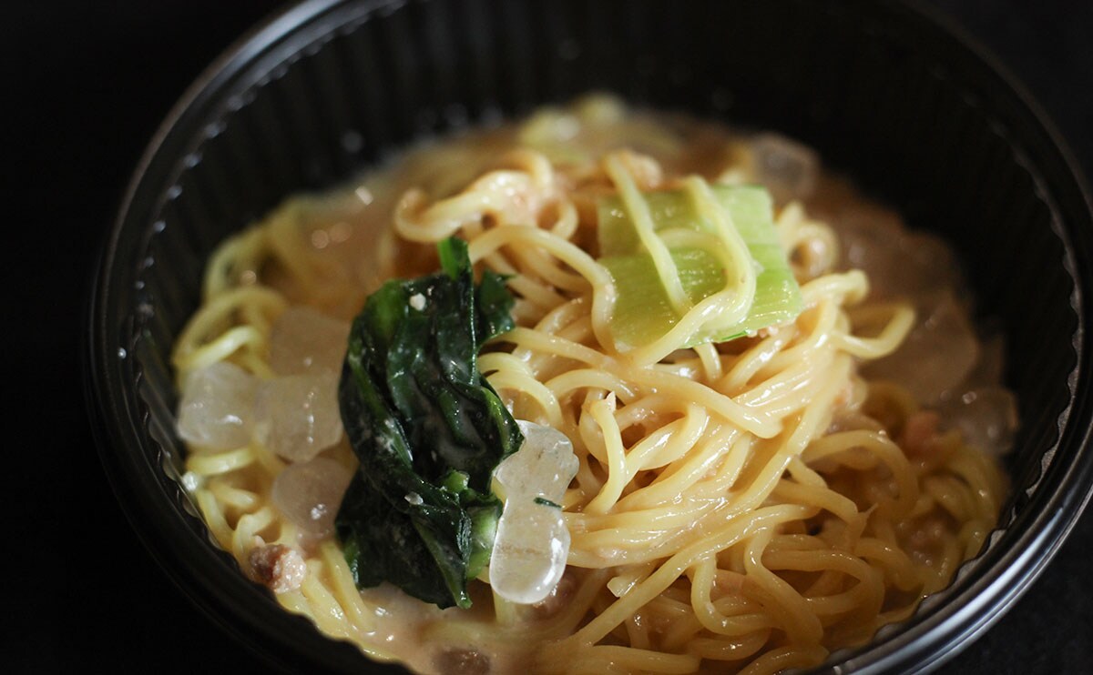 チンしても氷が残る。冷たいまま食べるファミマの『冷凍麺』